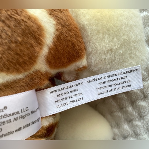 FAO SCHWARZ Large Plush Sitting Giraffe Stuffed Animal Toy - Picture 13 of 16